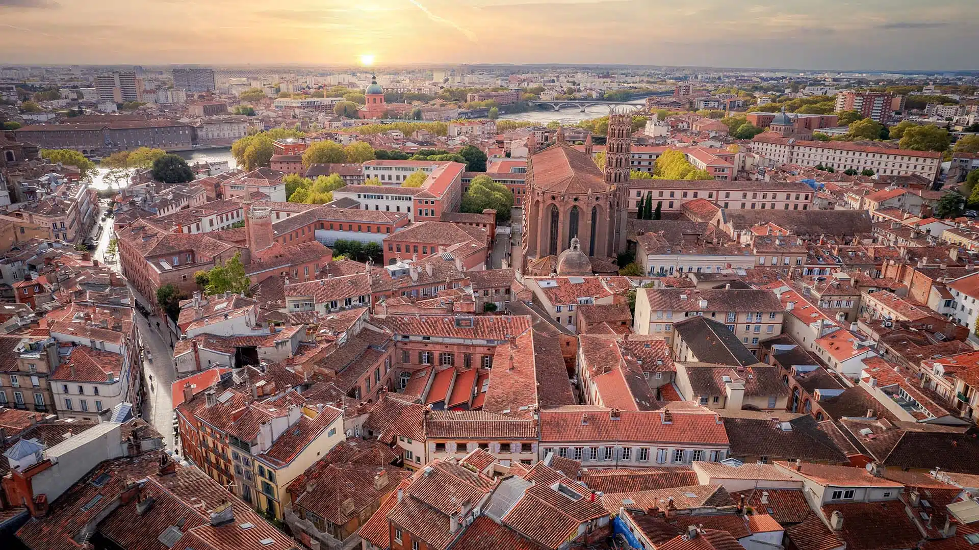 https://www.audeladuneagence-immobilier.fr/wp-content/uploads/2024/01/toulouse-vue-aerienne.webp
